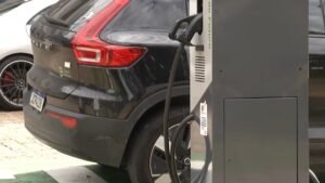 Porto Alegre instala os primeiros pontos públicos de carregamento de veículos elétricos