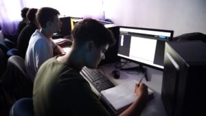 Cadastro na Carteira de Trabalho Digital e no ‘Emprega Brasil’ alcança vários estudantes no PR