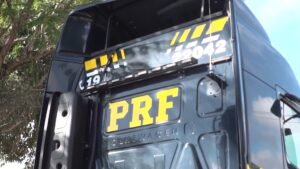 Cinema itinerante da PRF leva alerta sobre segurança no trânsito para estudantes baianos