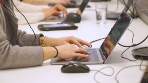 Nova regra que amplia a fiscalização sobre a saúde mental no trabalho entra em vigor em todo o país