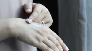 Especialistas alertam para o aumento do ressecamento e da sensibilidade da pele no outono