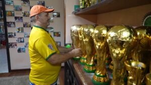 Conheça o artesão carioca que transformou a paixão pelo futebol em réplicas da taça da Copa do Mundo