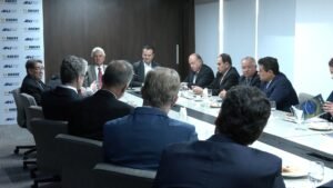 Pré-candidatos à presidência e vice são recebidos na Associação Brasileira de Rádio e TV