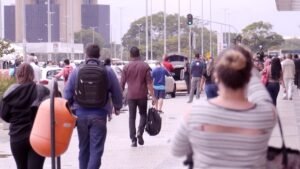 Desemprego recua no 2º trimestre e comércio emprega mais de 10 milhões de pessoas em 2024