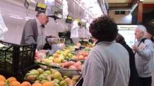 Prévia da inflação desacelera em julho para 0,06%, puxada pela queda no preço dos alimentos
