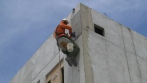 Construção civil desacelera o ritmo de obras, mas contratações continuam firmes no setor