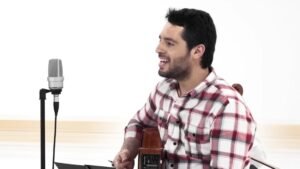 Conheça a história do cantor e compositor que leva a música raiz a novas gerações
