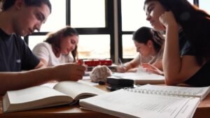 Vestibulares 2027 das universidades estaduais do Paraná abrem inscrições com milhares de vagas
