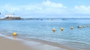 Salvador instala raia de boias na Praia do Porto da Barra para aumentar segurança dos banhistas