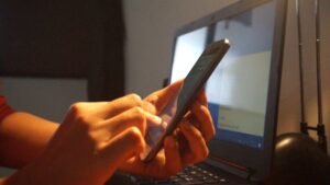 GF exige remoção de contas no YouTube que usam IA para se passar por falsos médicos