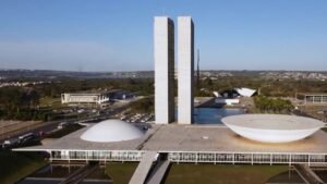 Senado aprova em comissão PEC que acaba com a escala 6×1 e prevê transição para jornada de 40h