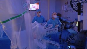 Simpósio em Londrina transmite cirurgia robótica ao vivo e debate avanços tecnológicos